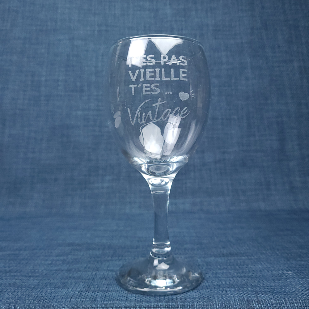 Verre ballon gravé – T'es pas vieille t'es... Vintage