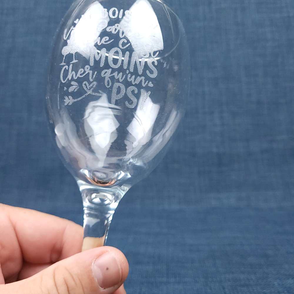 Verre ballon gravé – Je bois du vin parce que c’est moins cher qu’un psy