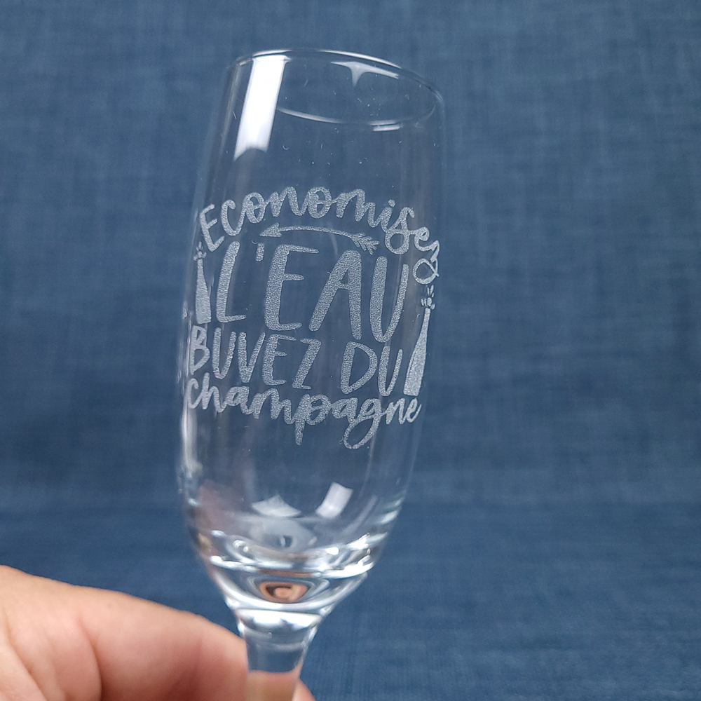 Flûte gravée – Économisez l’eau, buvez du champagne