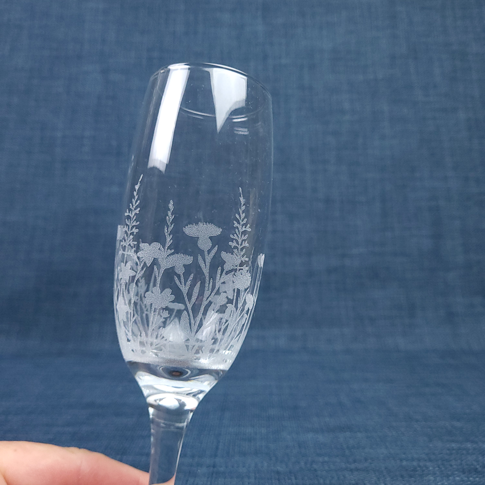 Flûte gravée – Motif floral élégant