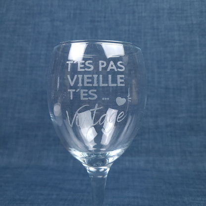 Verre ballon gravé – T'es pas vieille t'es... Vintage