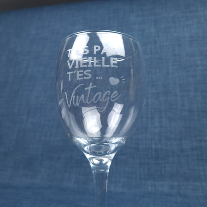 Verre ballon gravé – T'es pas vieille t'es... Vintage