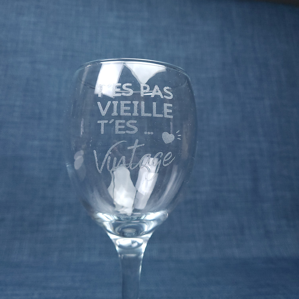 Verre ballon gravé – T'es pas vieille t'es... Vintage