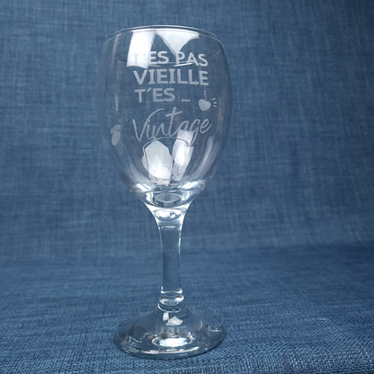 Verre ballon gravé – T'es pas vieille t'es... Vintage