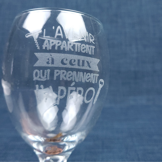 Verre ballon gravé – L’avenir appartient à ceux qui prennent l’APÉRO !