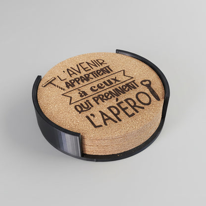 Lot de 6 sous-verres en liège – L’avenir appartient à ceux qui prennent l’apéro