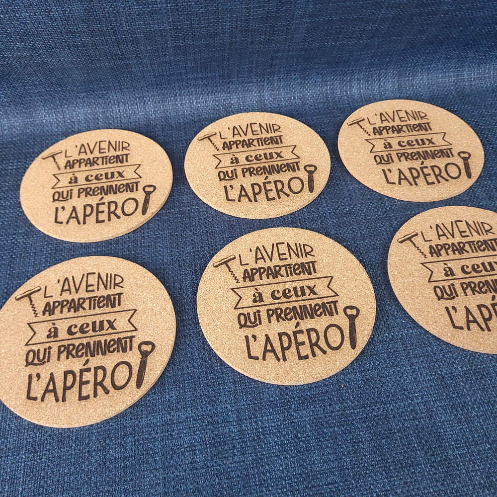 Lot de 6 sous-verres en liège – L’avenir appartient à ceux qui prennent l’apéro
