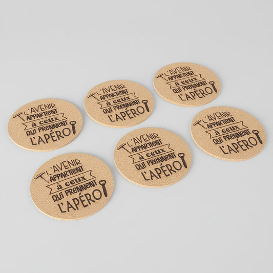 Lot de 6 sous-verres en liège – L’avenir appartient à ceux qui prennent l’apéro