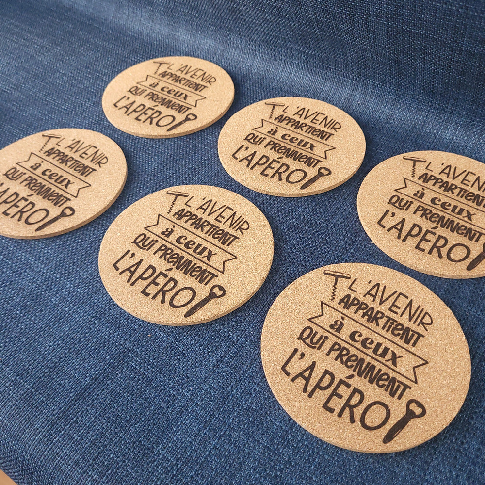 Lot de 6 sous-verres en liège – L’avenir appartient à ceux qui prennent l’apéro