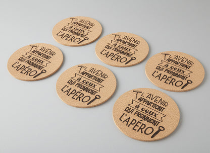 Lot de 6 sous-verres en liège – L’avenir appartient à ceux qui prennent l’apéro