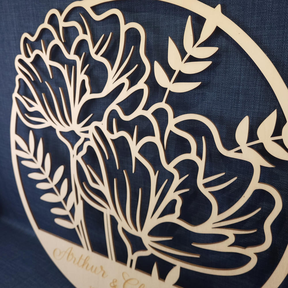 Décoration murale mariage personnalisée – Cercle floral en bois Ø 60 cm