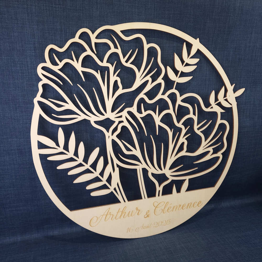 Décoration murale mariage personnalisée – Cercle floral en bois Ø 60 cm