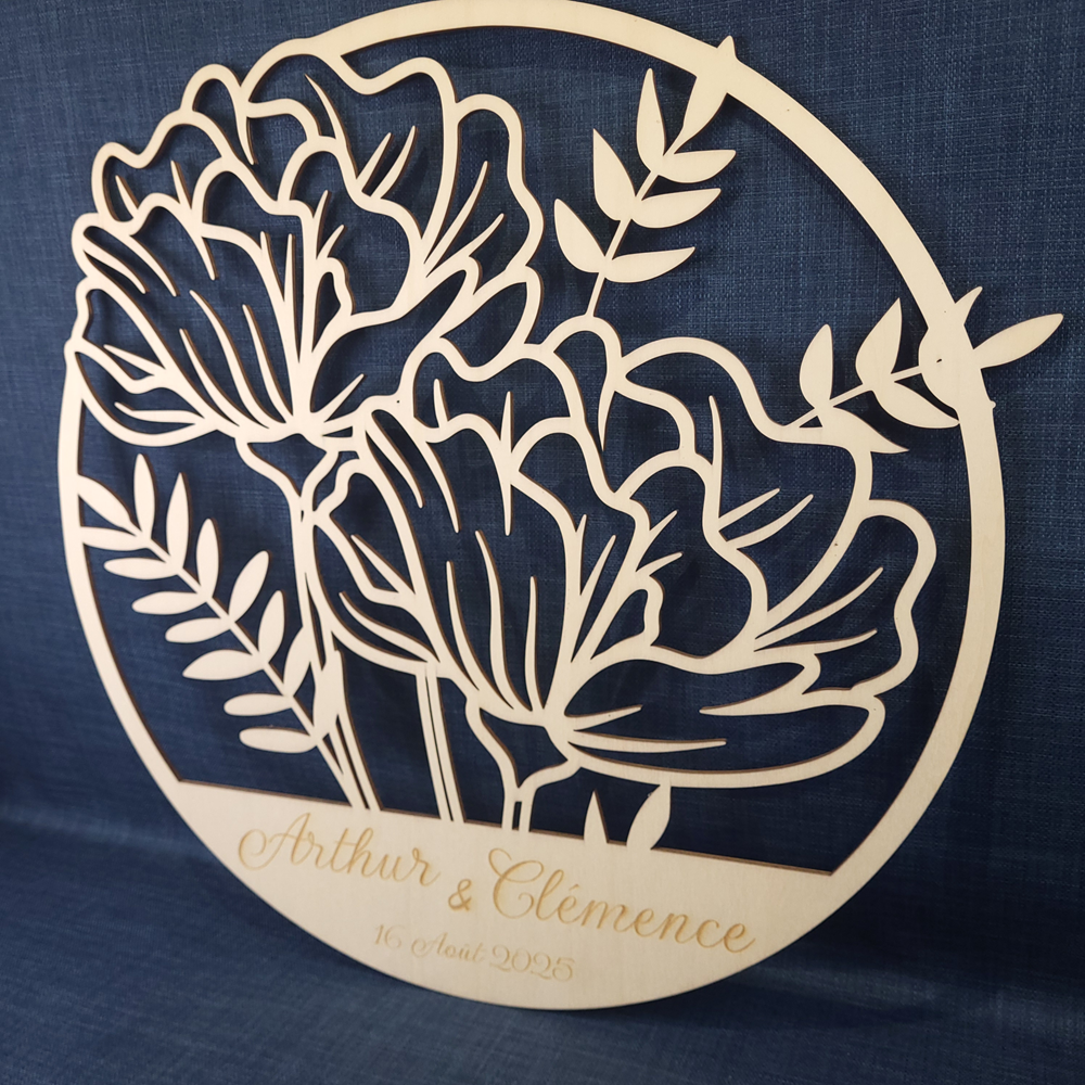 Décoration murale mariage personnalisée – Cercle floral en bois Ø 60 cm