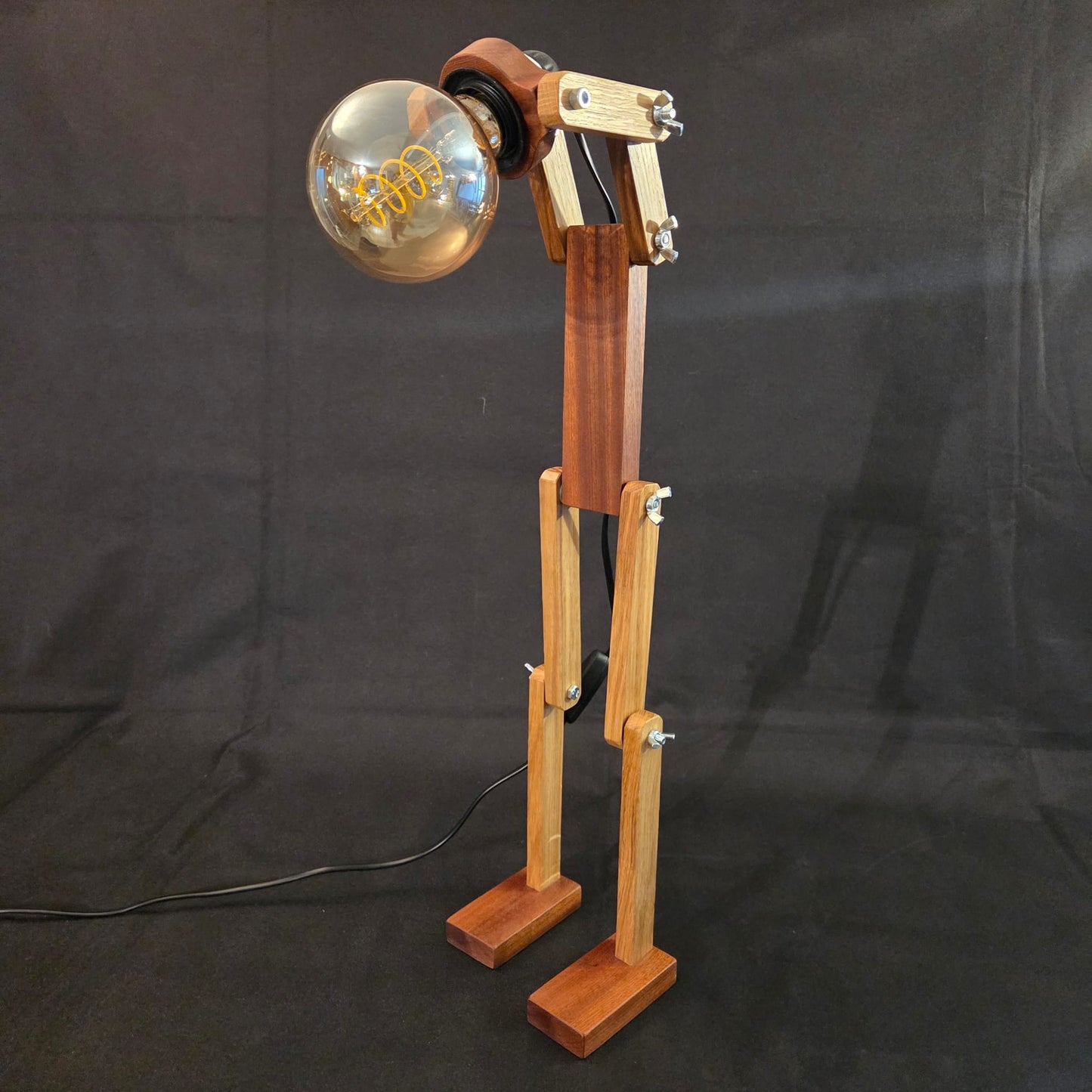 Lampe bonhomme en chêne et sipo