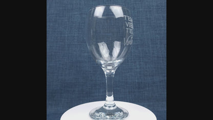 Verre ballon gravé – T'es pas vieille t'es... Vintage